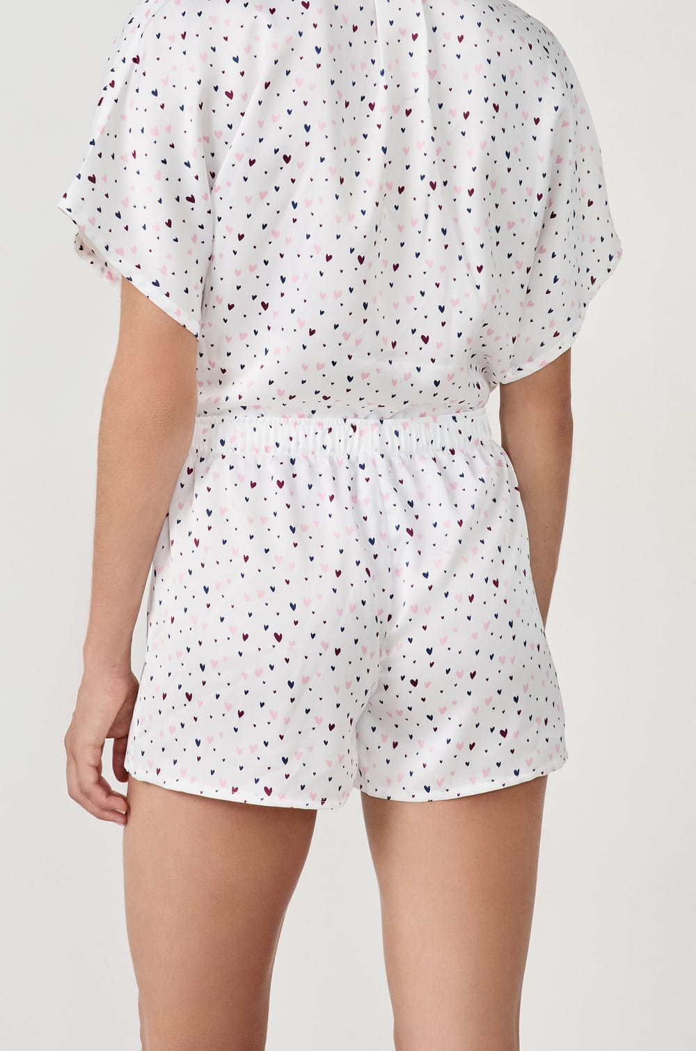 Short de pyjama en satin imprimé cœurs;${refinementColor}