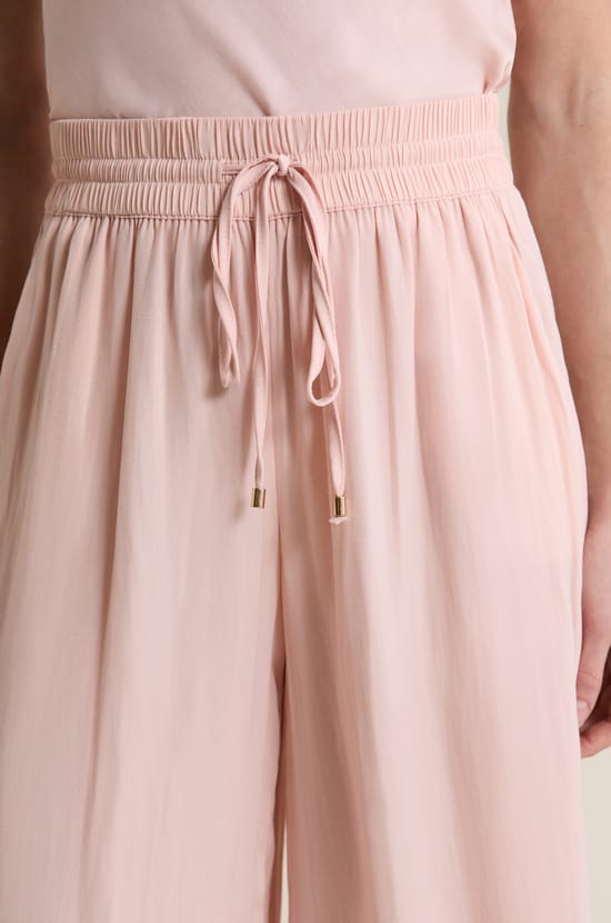 Pantalon satin&eacute; coupe large;${refinementColor}