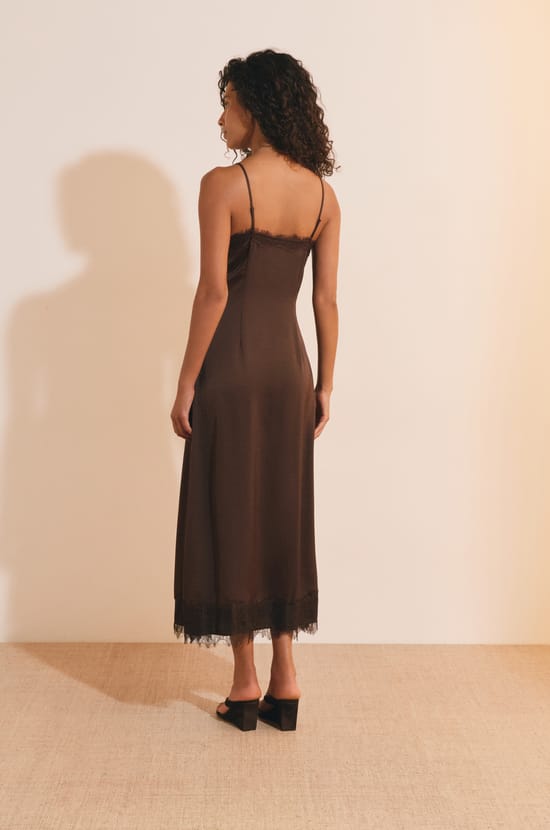 Robe longue satin&eacute;e avec dentelle;${refinementColor}