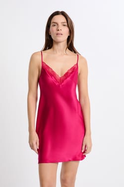 Camis&oacute;n corto de sat&eacute;n con escote de encaje;${refinementColor}