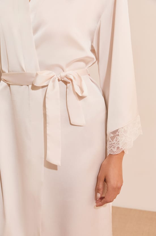 D&eacute;shabill&eacute; satin&eacute; d&eacute;tails dentelle;${refinementColor}