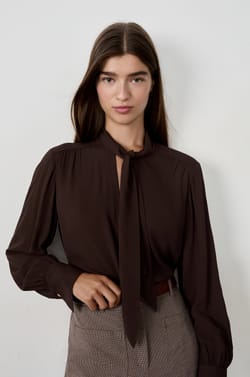 Blouse met strik aan de voorkant;${refinementColor}