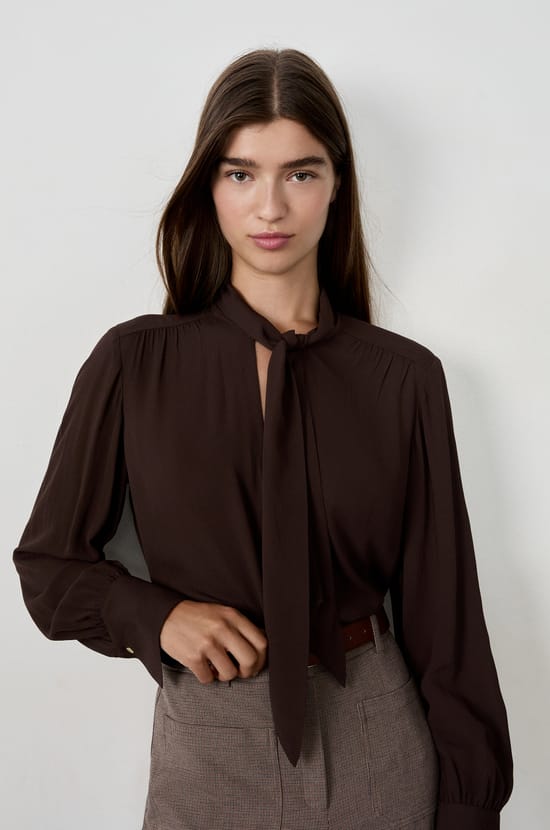 Blouse met strik aan de voorkant;${refinementColor}