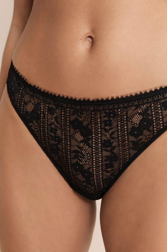 Tanga en dentelle;${refinementColor}