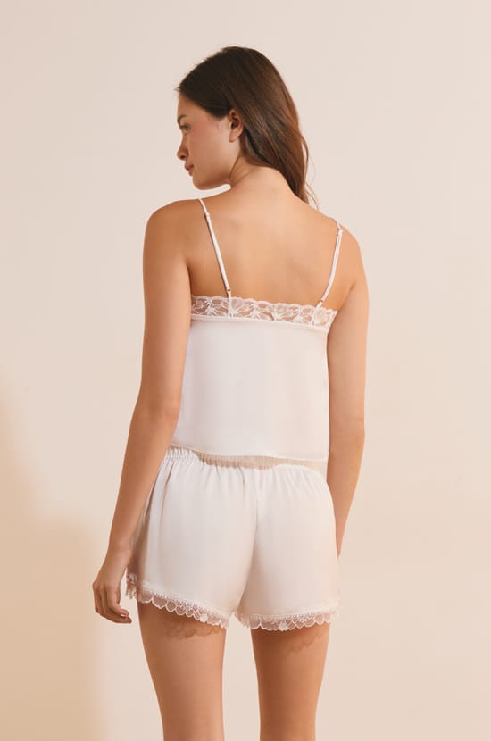 Short de pyjama satin&eacute; d&eacute;tails dentelle;${refinementColor}
