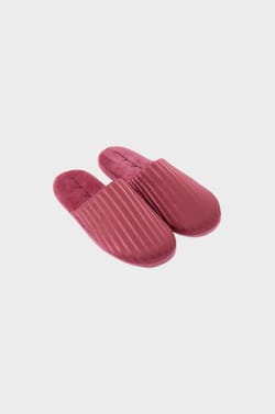 Conjunto de zapatillas destalonadas y m&aacute;scara;${refinementColor}