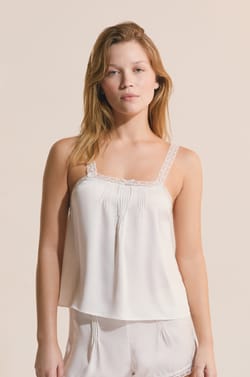 Top de pyjama satin&eacute; avec des d&eacute;tails en dentelle;${refinementColor}