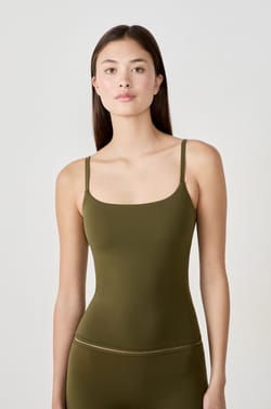 Top en microfibre avec brassière intégrée;${refinementColor}