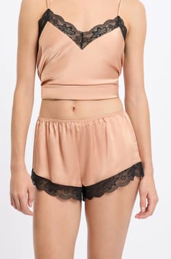 Short de pyjama satin&eacute; d&eacute;tails dentelle;${refinementColor}