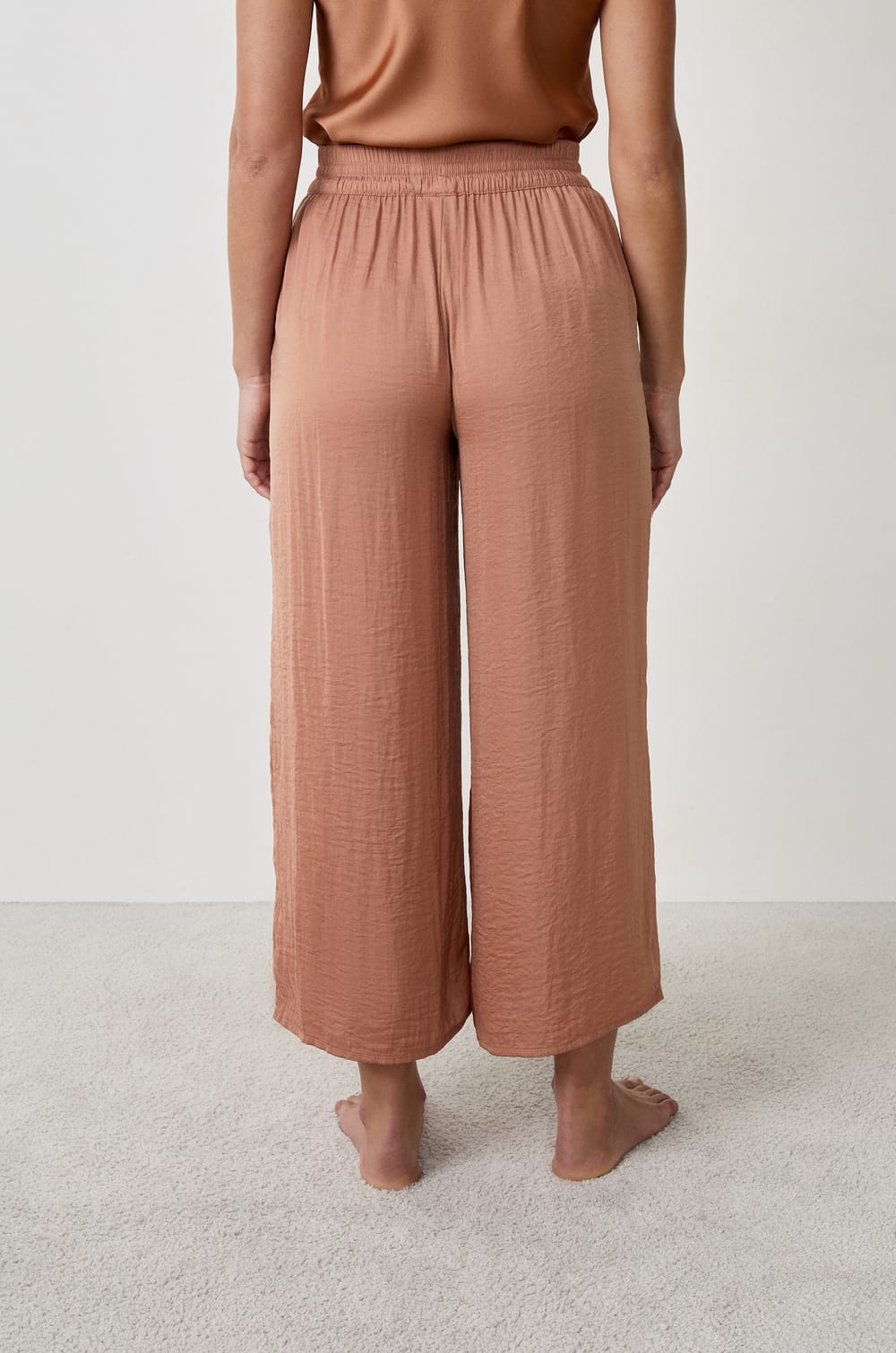 Pantalon satin&eacute; coupe large;${refinementColor}