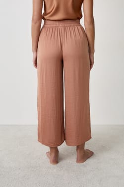 Pantalon satin&eacute; coupe large;${refinementColor}