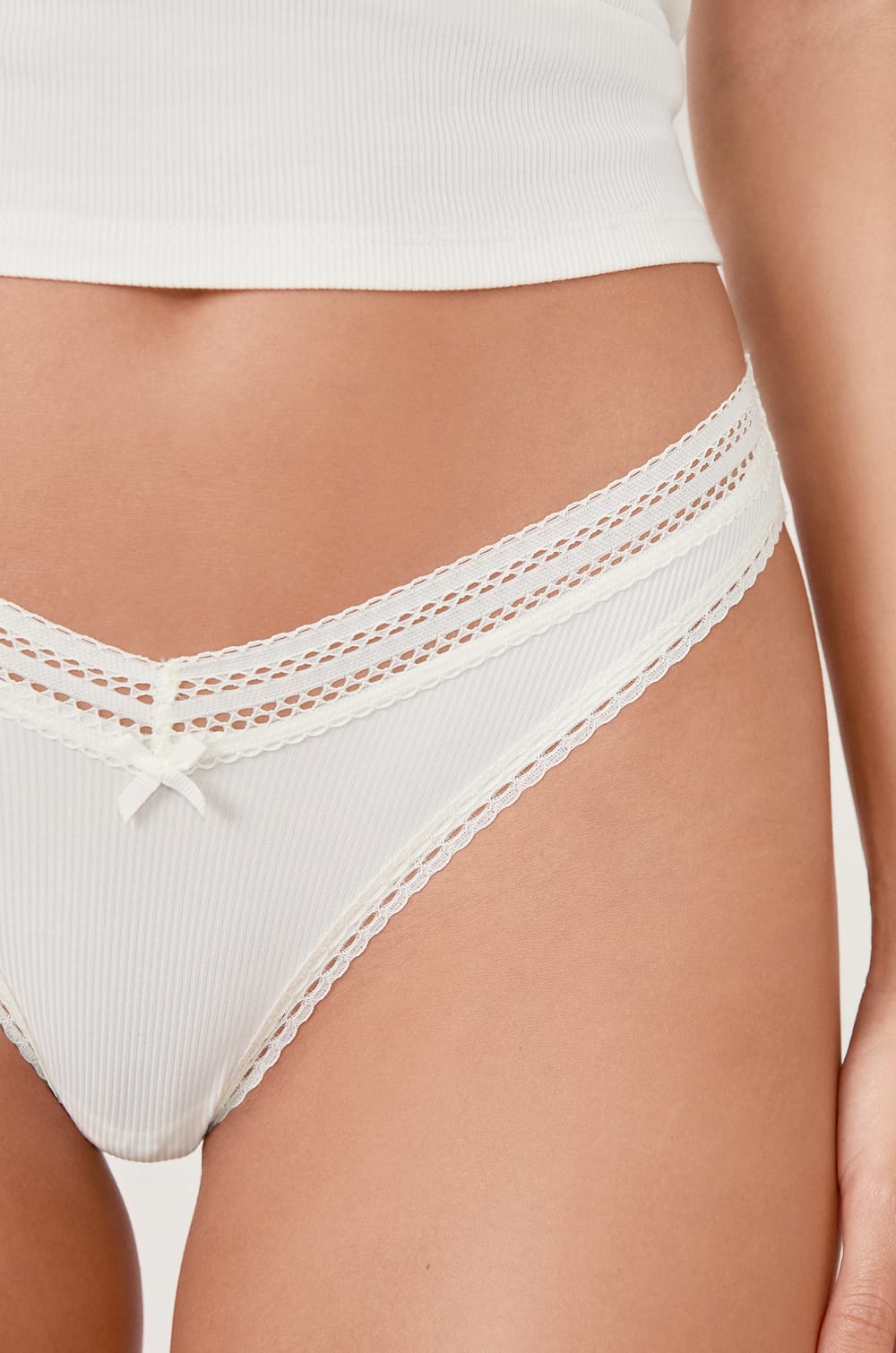 Hoch ausgeschnittener Tanga mit Details aus Spitze;${refinementColor}