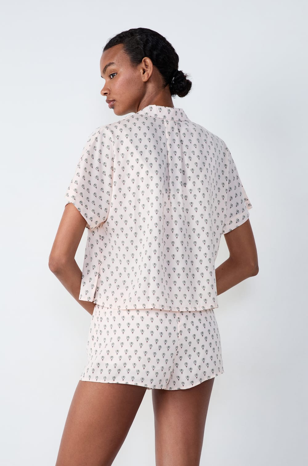 Chemise de pyjama manches courtes satinée imprimée;${refinementColor}