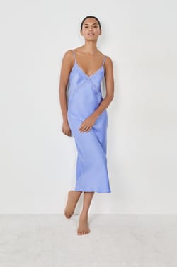 Nuisette longue satinée détails dentelle;${refinementColor}