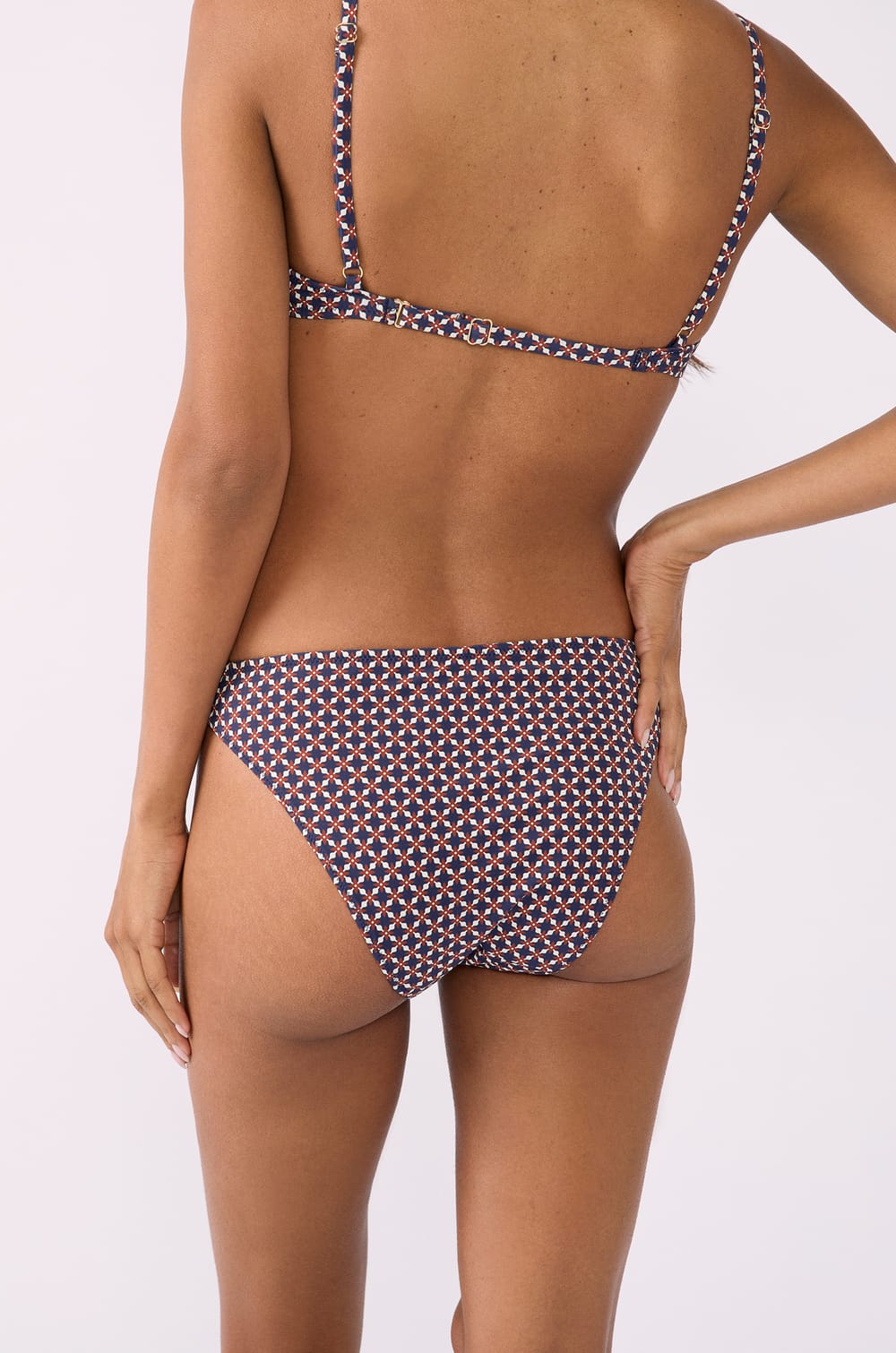 Culotte bikini bas de maillot détails bijoux;${refinementColor}
