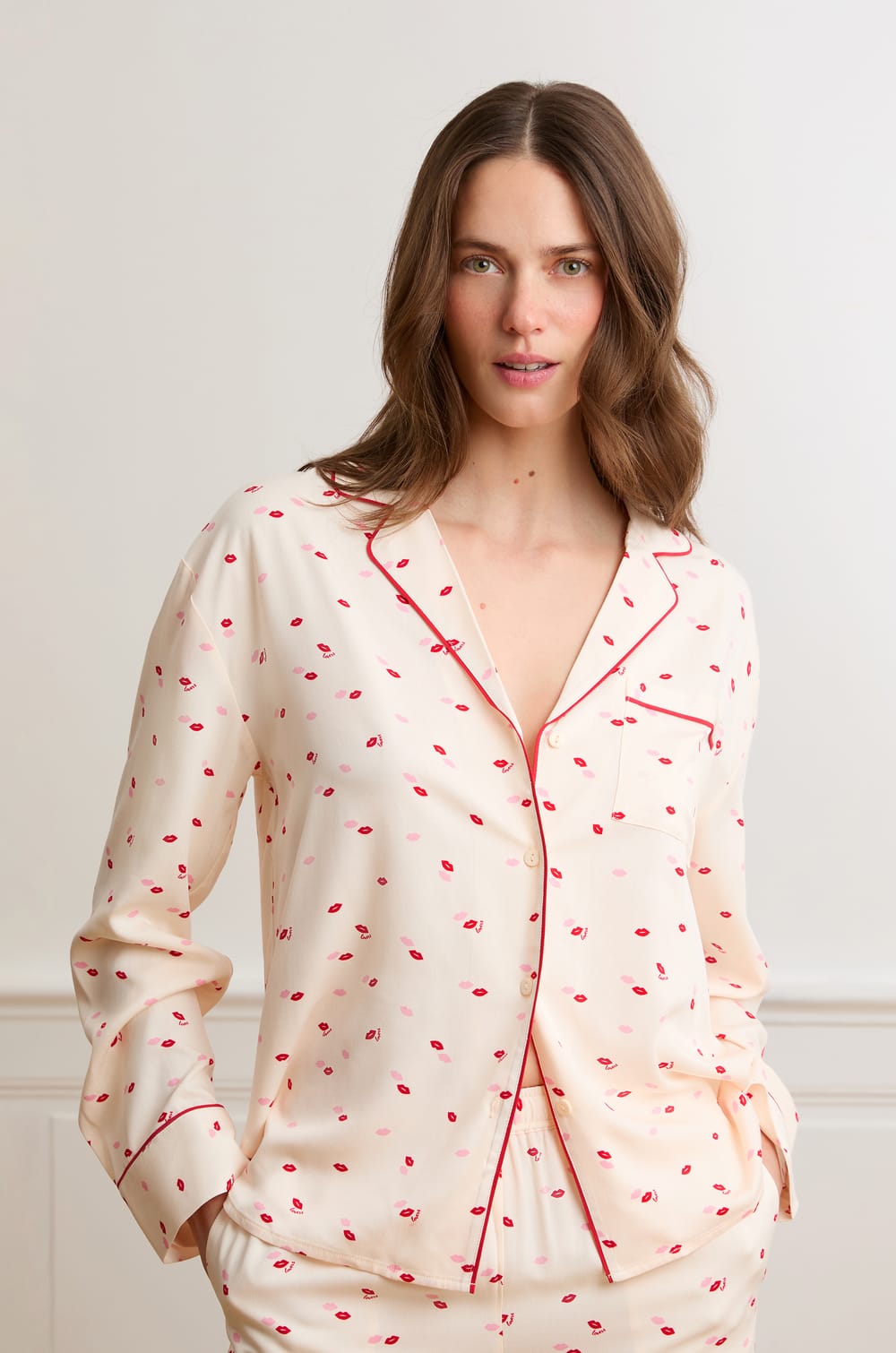 Satijnen pyjamashirt met kusjesprint;${refinementColor}