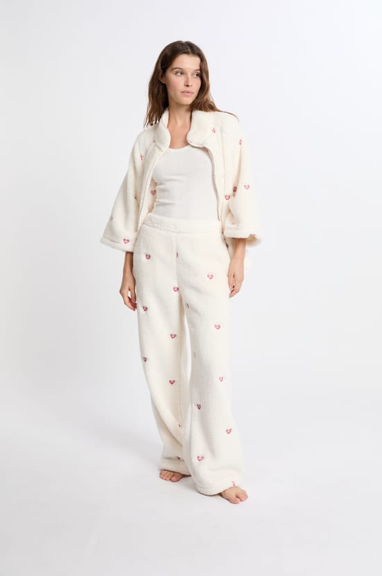 Pantalon de pyjama à motifs coeurs effet polaire;${refinementColor}
