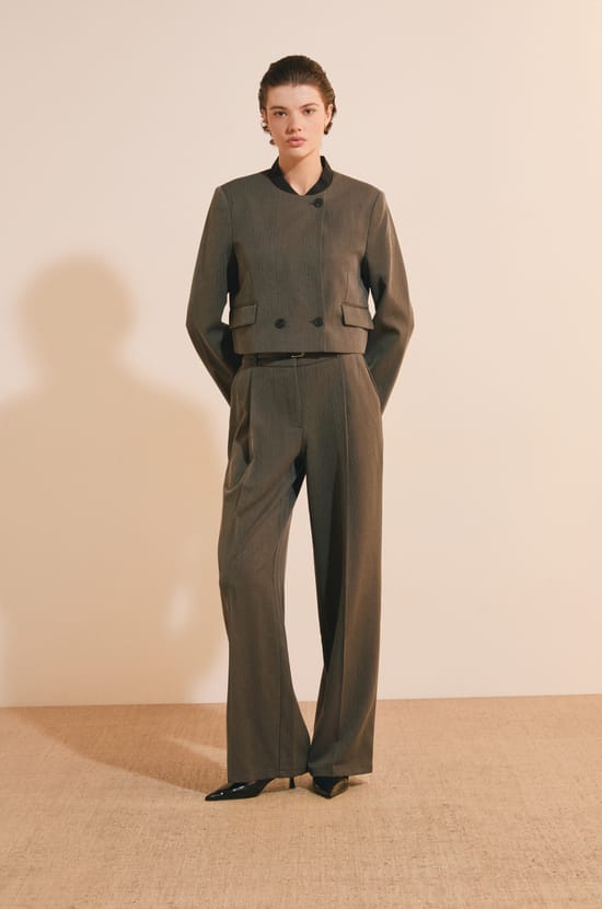 Veste courte avec d&eacute;tails boutons;${refinementColor}