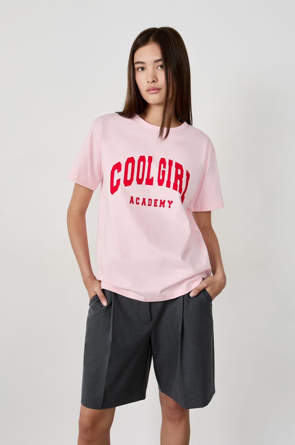 Playera de algodón estampada "Cool girl academy;${refinementColor}