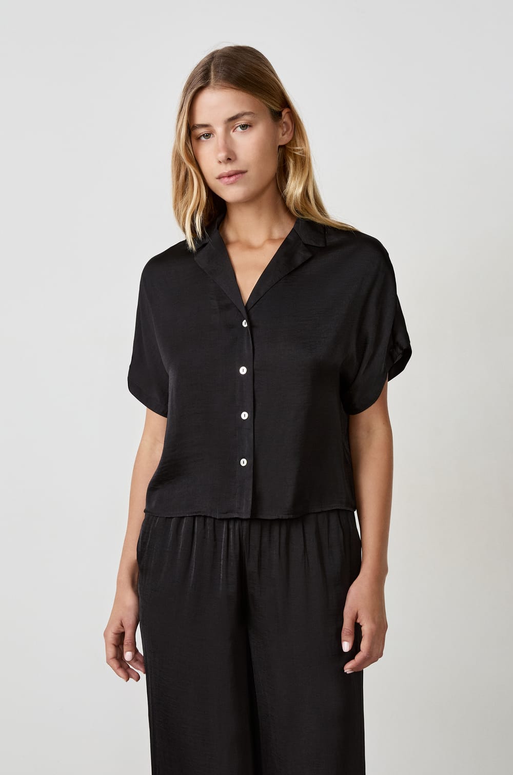 Chemise manches courtes satinée;${refinementColor}