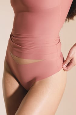 String high leg effet lissant en microfibre;${refinementColor}