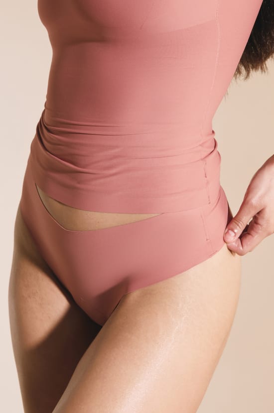 String high leg effet lissant en microfibre;${refinementColor}