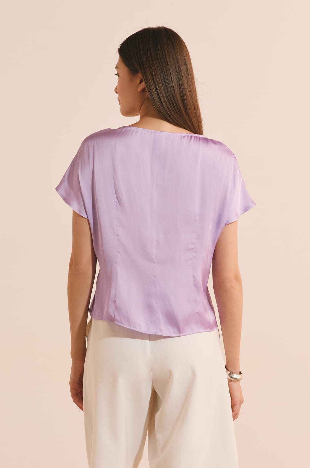 T-shirt drap&eacute; avec n&oelig;ud satin&eacute;;${refinementColor}
