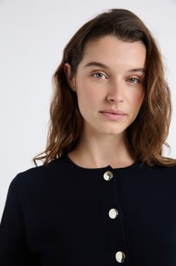 Top &agrave; manches longues avec boutons dor&eacute;s;${refinementColor}