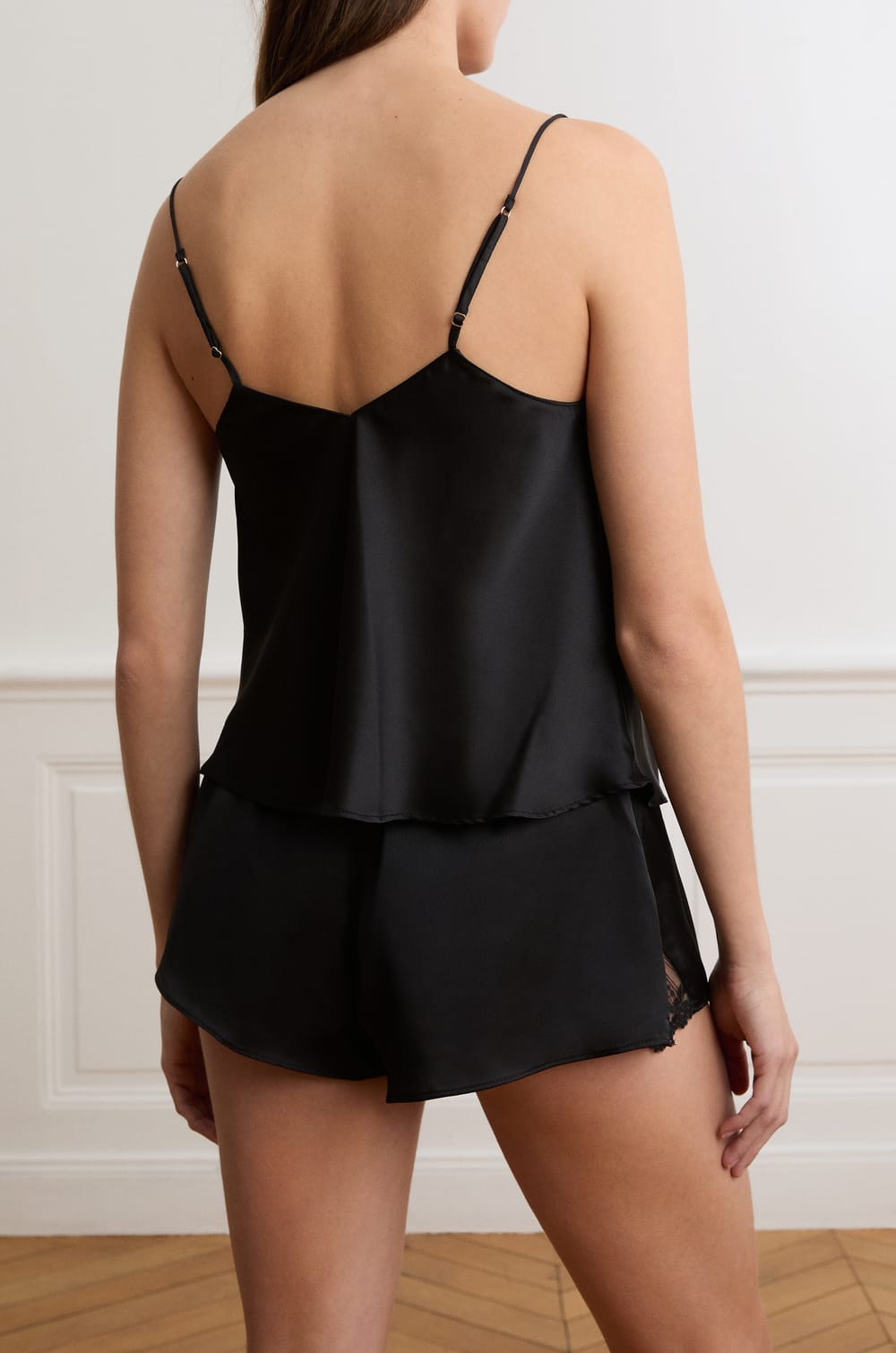 Short satin&eacute;;${refinementColor}