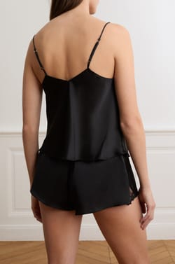 Short satin&eacute;;${refinementColor}