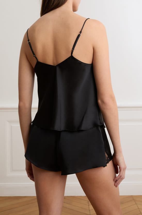 Short satin&eacute;;${refinementColor}