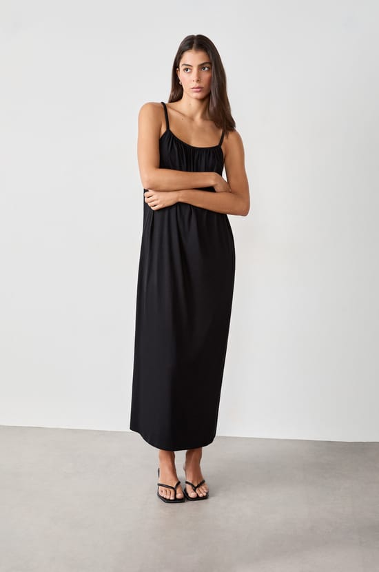 Robe longue à fines bretelles;${refinementColor}