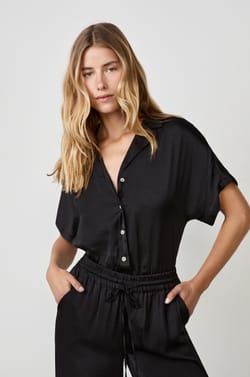 Chemise manches courtes satinée;${refinementColor}