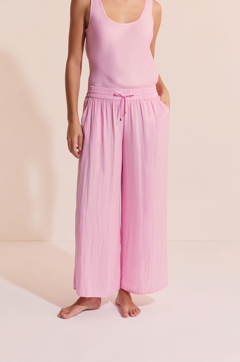 Pantalon de pyjama satin&eacute; coupe large;${refinementColor}