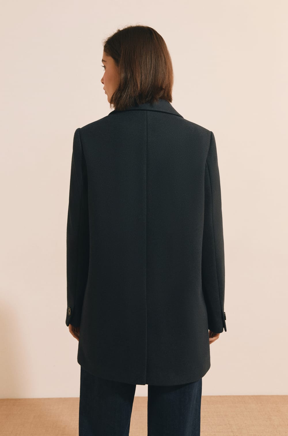 Manteau mi-long crois&eacute; avec laine;${refinementColor}