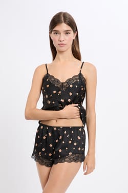 Pantal&oacute;n corto de pijama satinado estampado con detalles de encaje;${refinementColor}