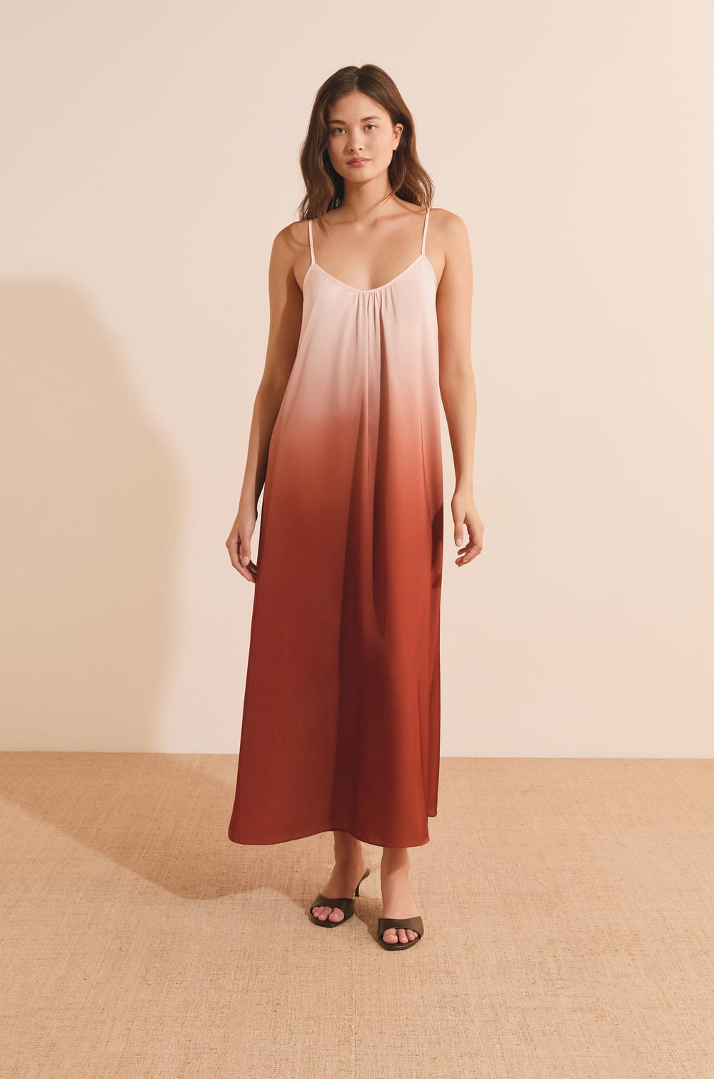 Robe midi fluide satin&eacute;e;${refinementColor}