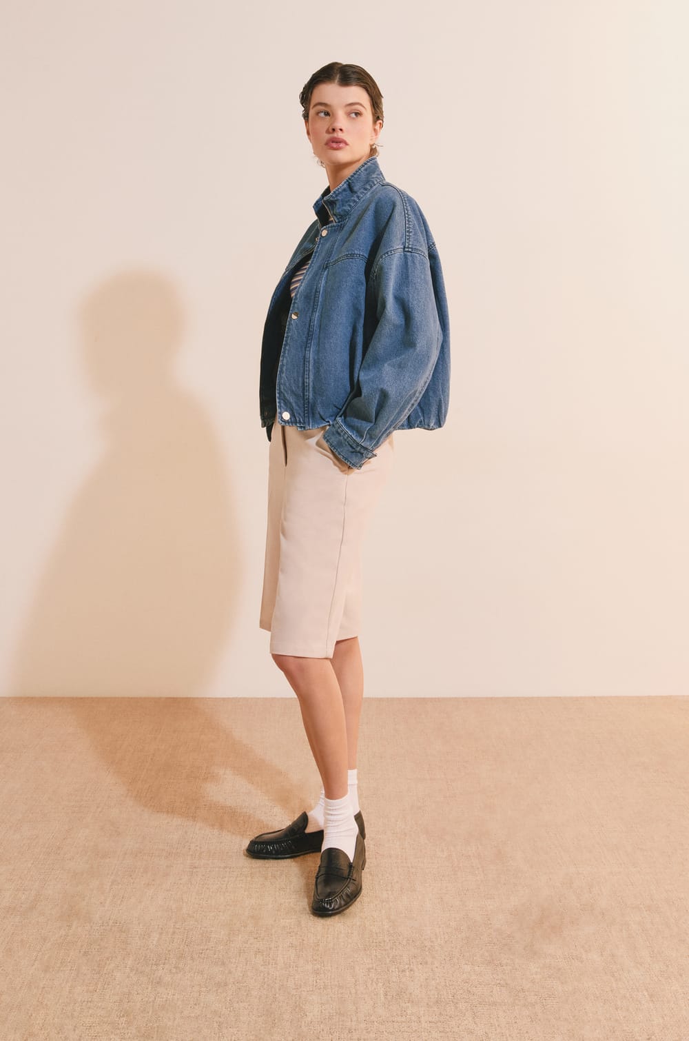 Blouson court en jean &agrave; col montant;${refinementColor}