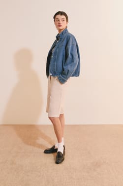Blouson court en jean &agrave; col montant;${refinementColor}