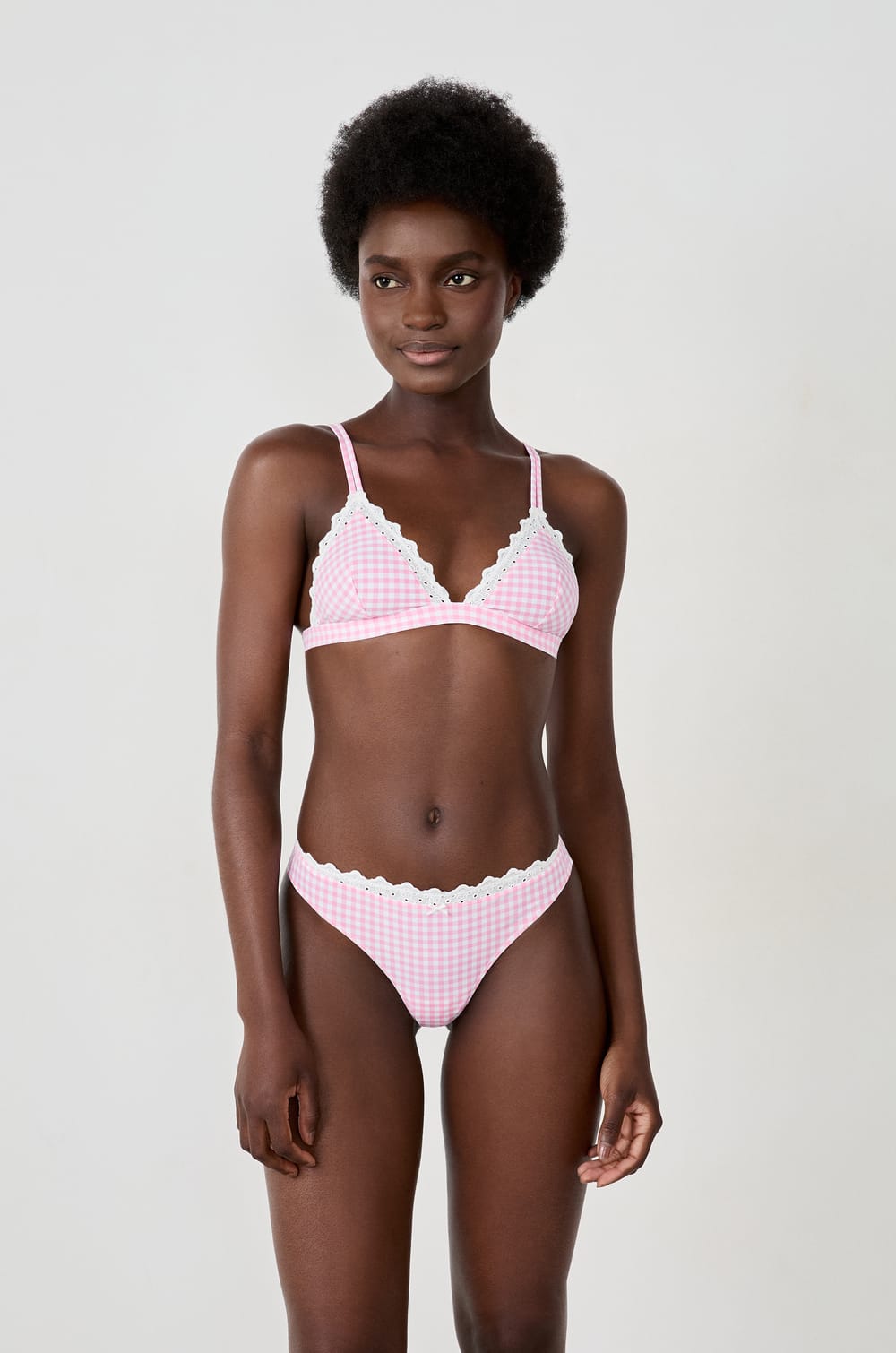 Tanga avec broderie;${refinementColor}