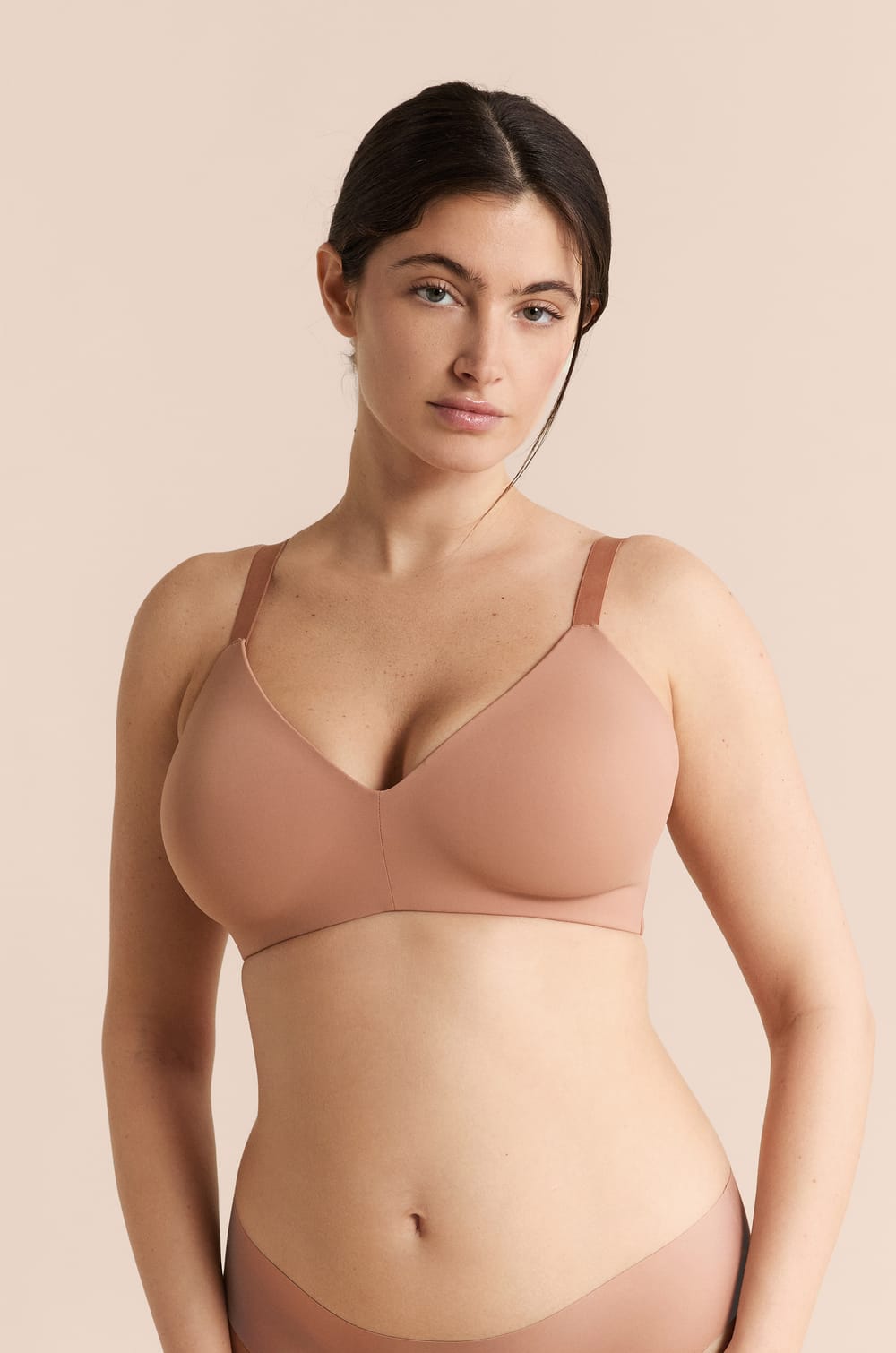 Sujetador de copas finas sin aros de microfibra;${refinementColor}