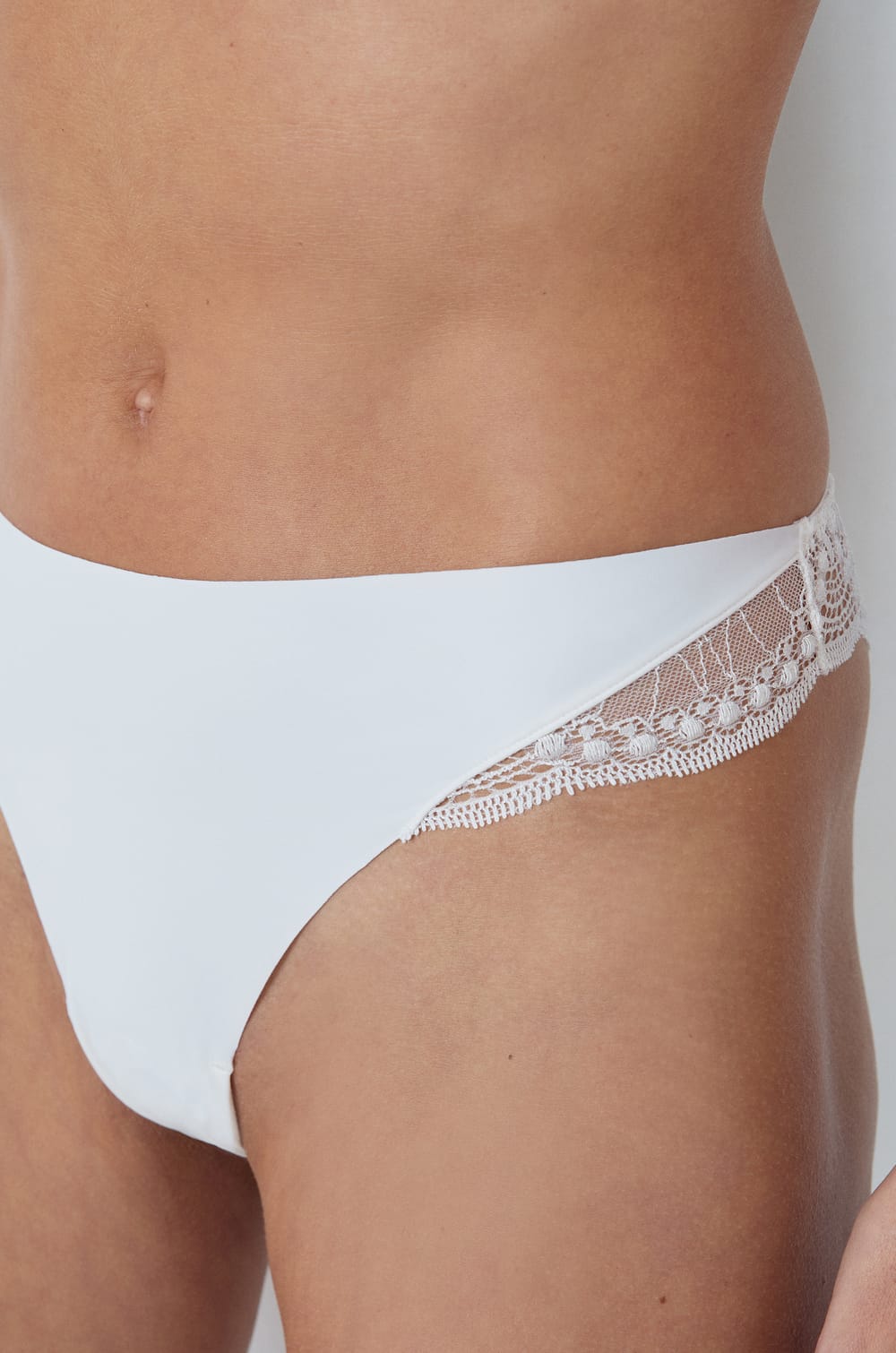 Tanga z mikrovlákna a krajky;${refinementColor}