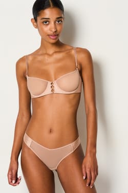 Bra sin relleno de seda y tul. Copa B-D;${refinementColor}