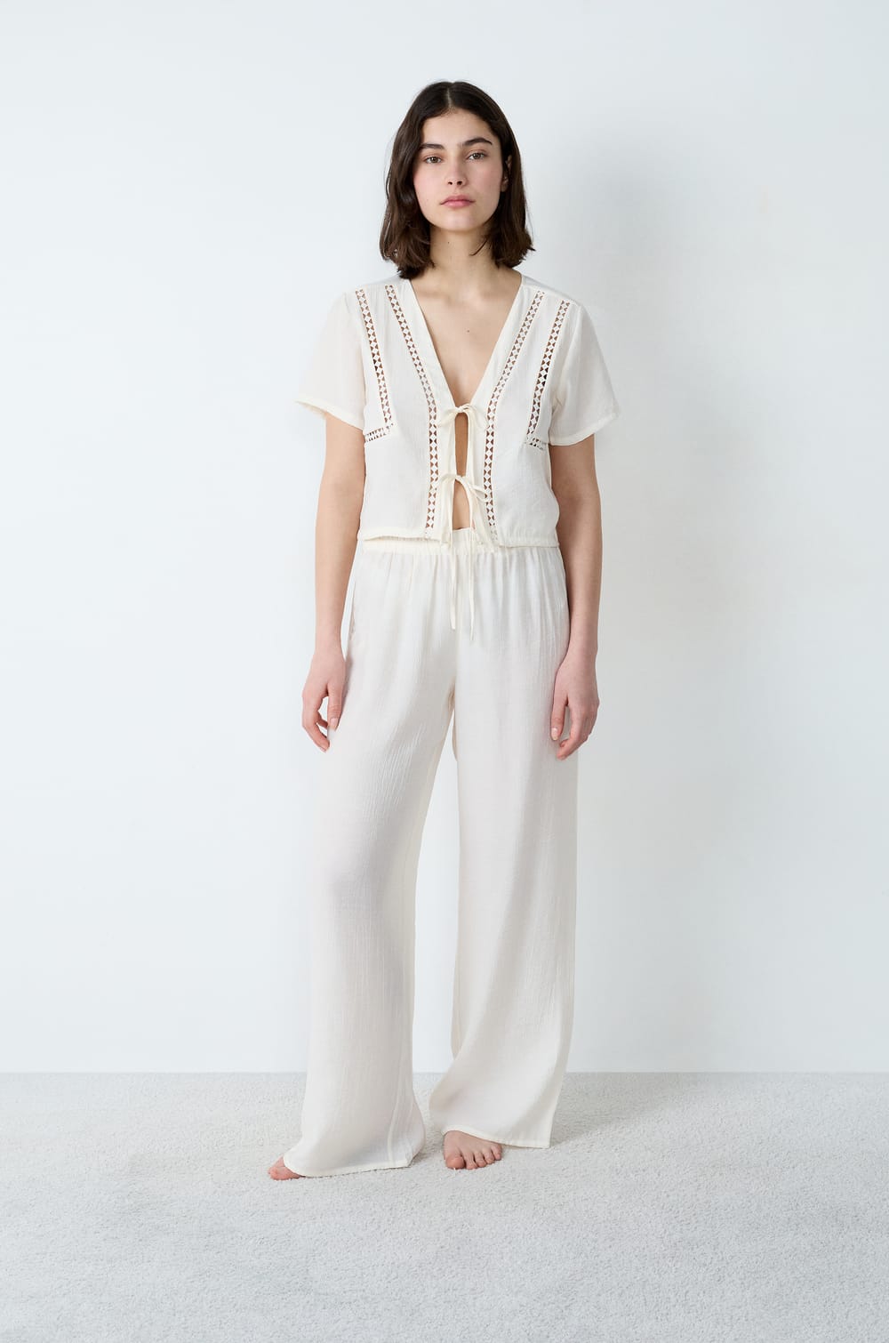 Chemise de pyjama manches courtes à motifs ajourés à nœuds;${refinementColor}