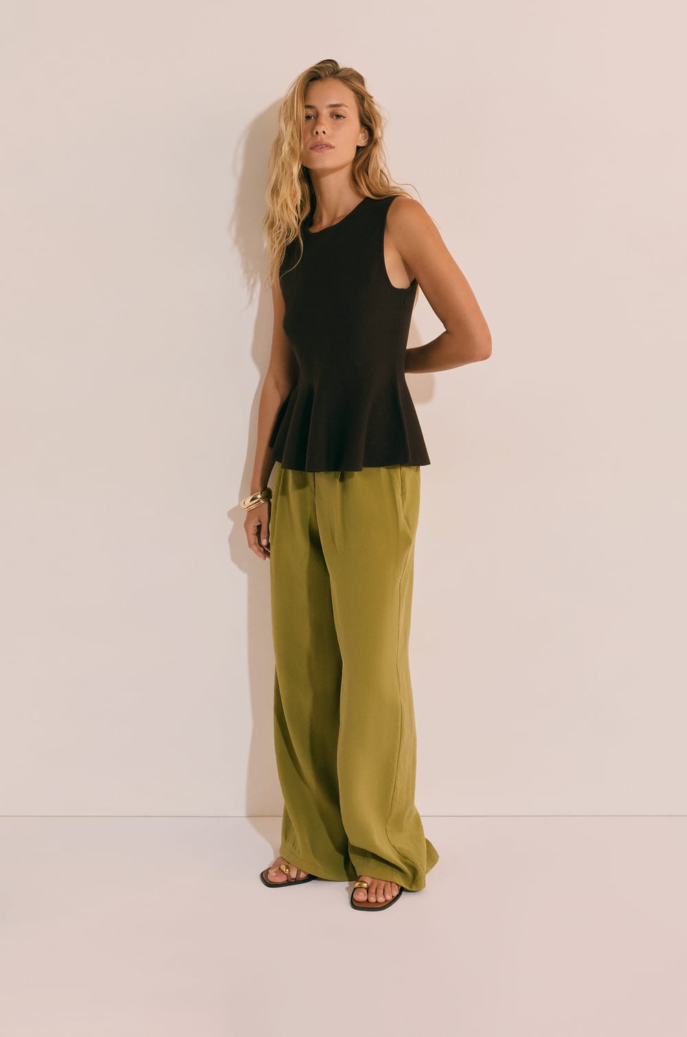 Sleeveless Top;${refinementColor}