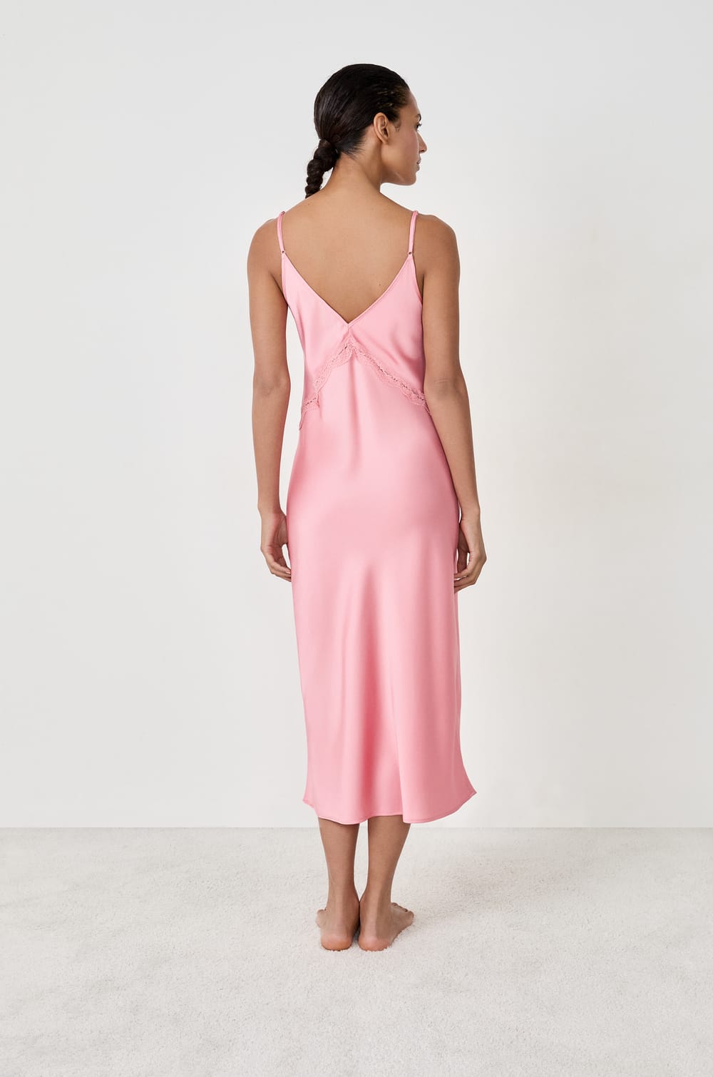 Nuisette longue satinée détails dentelle;${refinementColor}