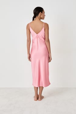 Nuisette longue satinée détails dentelle;${refinementColor}
