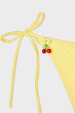 Braga de bikini satinada con lazada y charm;${refinementColor}