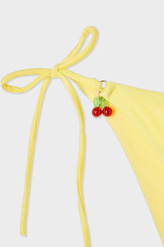 Braga de bikini satinada con lazada y charm;${refinementColor}