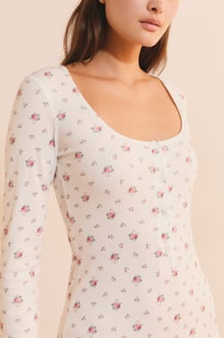 Combishort &agrave; manches longues avec motif fleuri;${refinementColor}